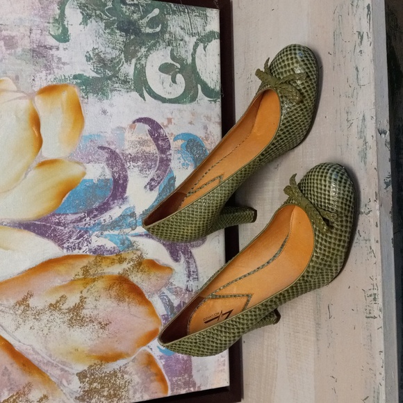 VINCE CAMUTO  GREEN, LEATHER, SNAKE SKIN PRINT, BRAIDED BOW-TIE HEELS - Picture 2 of 16